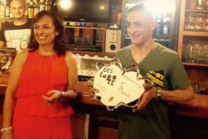 El propietario del bar Gromal, con su galardón.