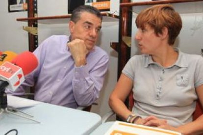 Ismael Álvarez y la edil electa Cristina López, ayer tarde en el momento de hacer el ofrecimiento al