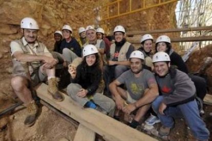 El equipo de Atapuerca muestra el fragmento de húmero que se ha encontrado en la Sima del Elefante.