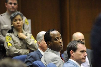 El doctor Conrad Murray sigue la intervención del fiscal, el jueves en Los Ángeles, durante el juicio por la muerte de Michael Jackson.