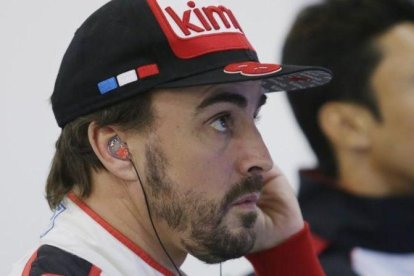 Fernando Alonso contempla la actuación de su compañero Sebastien Buemi, en uno de sus descansos en las 6 Horas de Shanghai.