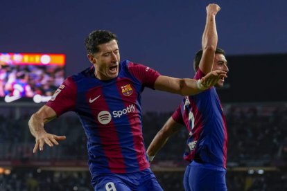 Lewandowski celebra el segundo gol que le dio los tres puntos al Barcelona. ALEJANDRO GARCÍA