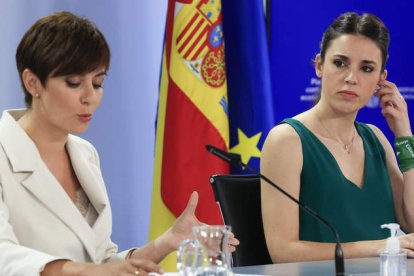 Isabel Rodríguez e Irene Montero, ayer, tras la reunión del Consejo de Ministros. ZIPI