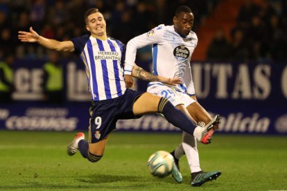 El delantero de la Ponferradina Kaxe durante un partido contra el Real Club Deportivo de La Coruña. L. DE LA MATA