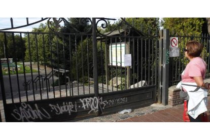 Los carteles informan en cada una de las entradas del parque de Quevedo del cierre, su duración y el motivo.