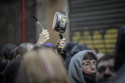 Cacerolada en la calle Hortigosa.