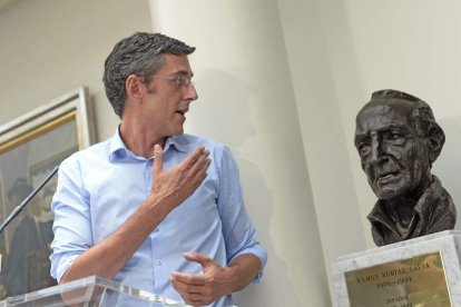 Eduardo Madina posa junto a un busto de Ramón Rubial en el Congreso de los Diputados.