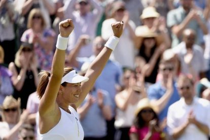 Garbiñe Muguruza celebra su pase a octavos de final en Wimbledon.