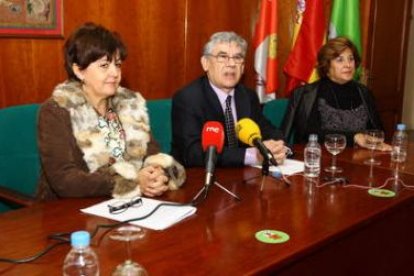 Matilde Sierra, Julio Labarga y Ángeles Díez, presentando esta nueva asociación cultural.