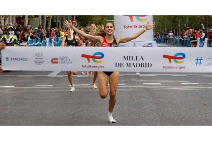 Marta García levanta los brazos como vencedora en Madrid. GUILLÉN