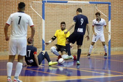 Diego Pérez tuvo una destacada actuación a pesar de los cinco goles encajados. FERNANDO OTERO