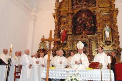 La misa en honor a Monseñor Ramiro fue celebrada por 16 sacerdotes y a ella asistió el pueblo al com