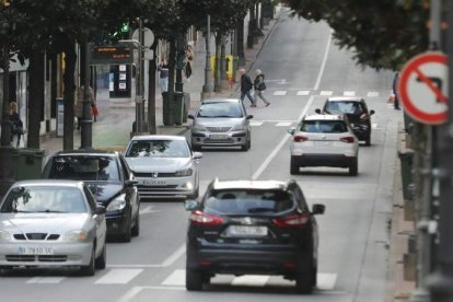 Vehículos en la zona de la avenida de La Puebla. ANA F. BARREDO