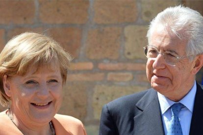 La canciller alemana, Angela Merkel, junto al primer ministro italiano, Mario Monti.