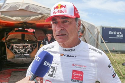 Carlos Sainz compite en el Dakar. EFE