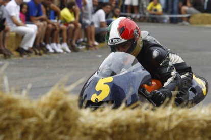 Bruno Heres mandó de principio a fin con su Honda NSR 250 en la categoría bicilíndricas que cumplía su segunda edición.