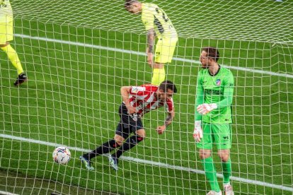 La alegría del Athletic de Bilbao contrasta con la decepción de los de Simeone, que se complican el título liguero. JAVIER ZORRILLA