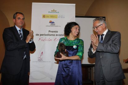 José Antonio de Paz, Ana Gaitero y Fernando Aller, en el acto de entrega del premio a la periodista leonesa.