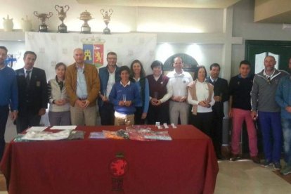 Los premiados en el campeonato provincial en la sede del León Club de Golf. DL