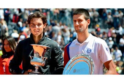 Nadal posa junto a Djokovic con el trofeo de campeón.