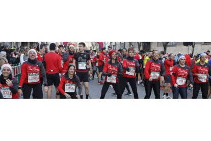 La carrera congrega en la calle a miles de personas para celebrar la Navidad con las zapatillas puestas