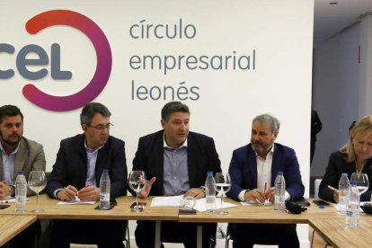 Miembros del PP y del CEL, ayer en la reunión. MARCIANO PÉREZ