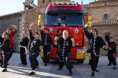 Luis Jiménez y su hijo Bili junto a algunos de los alumnos que comparten con estos dos hombrs Guinness la experiencia del kung-fu en la que esta familia astorgana es un referente