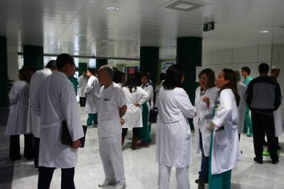 Una de las asambleas convocadas en el Hospital para el personal sanitario.