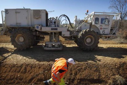 Cuatro camiones emiten simultáneamente ondas que penetran en el terreno, en puntos previamente marcados por topógrafos.