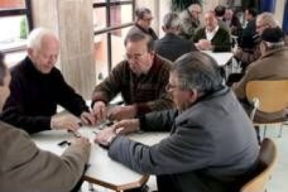 Imagen de archivo de unos pensionistas jugando al dominó en un centro de mayores