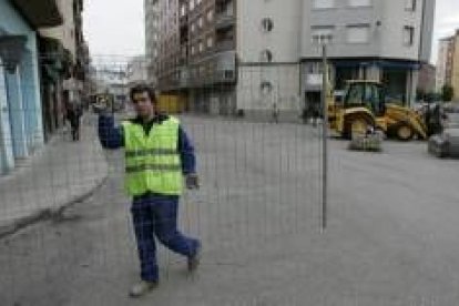 La plaza de Navaliegos aparecía ayer vallada para comenzar la construcción de una glorieta