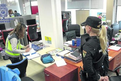 Agentes de Policía, en la sede de la Linceci. POLICÍA NACIONAL