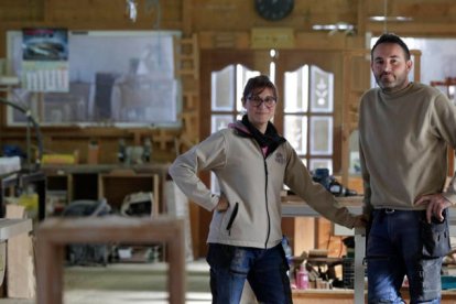 Ruth María Caballero y Rafael Fernández, en la nave en Mansilla Mayor. FERNANDO OTERO