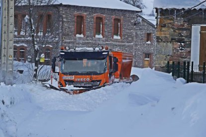 Las precipitaciones y el viento dejan importantes acumulaciones de nieve en pueblos como Cármenes, Pontedo o Canseco, donde se afanan en despejar carreteras y calles. RAMIRO