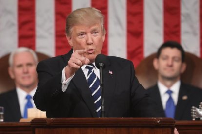 Trump, observado por el vicepresidente Pence (izquierda) y  por Paul Ryan, durante su discurso al Congreso.