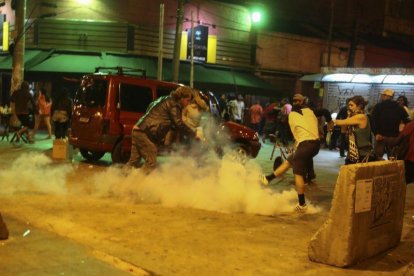 Enfrentamiento entre policía y simpatizantes de Dilma Rousseff, durante la protesta de este domingo en Sao Paulo.