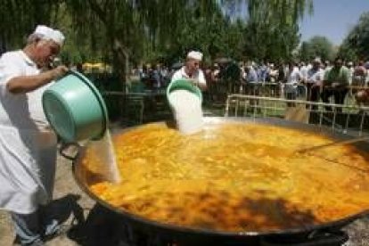 La organización repartió una gran paellada entre los más de 1.600 asistentes al encuentro