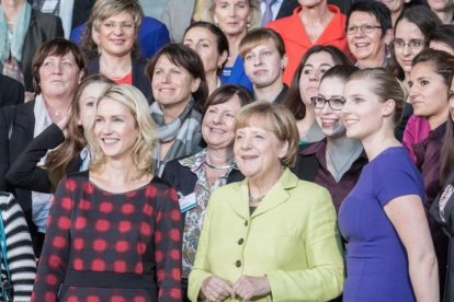 La cancillera alemana Angela Merkel, en el centro, con la ministra Manuel Schwesig, a su izquierda, en un acto con mujeres ejecutivas.