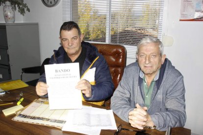 José Luis Mota, pedáneo, y Vicente Iglesias, secretario. CAMPOS