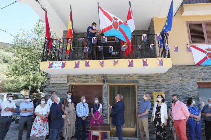 Conmemoración del primer izado de bandera. DE LA MATA