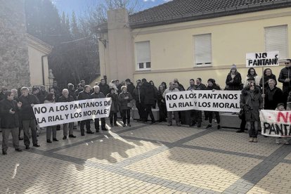 Los vecinos de Carrizo se concentraron recientemente frente al Ayuntamiento para protestar por el proyecto de las balsas en su municipio. MC