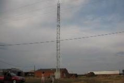 Dos mujeres observan la torre sobre la que se colocará la antena