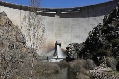 Desagüe del embalse de Riaño.