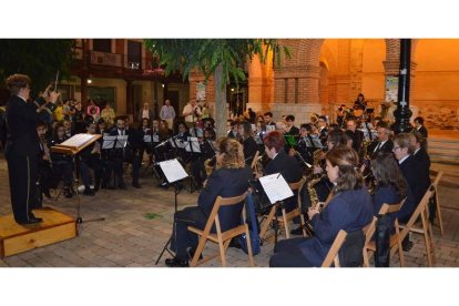 La banda municipal de Santa María del Páramo en un concierto de verano del año pasado. DL