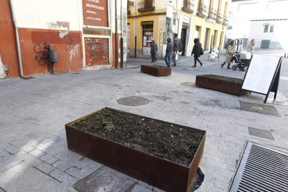 Una jardinera tapa el agujero que durante un siglo ha ocupado el caño.