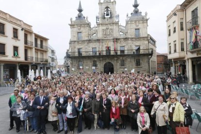 Los participantes en el encuentro inmortalizan la jornada, posando delante de la fachada del Ayuntamiento de Astorga para dar un testimonio de vitalidad. RAMIRO