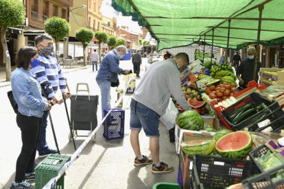 La frutería de Ramiro y Mari Carmen fue uno de los puestos más visitados. ACACIO