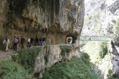 La comitiva recorrió la Ruta del Cares para conocer la recién estrenada pasarela.