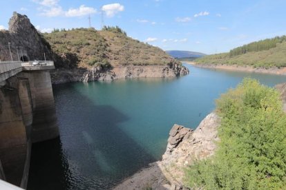 Imagen del embalse de Barcena ayer, con suficiente agua para garantizar el riego. ANA F. BARREDO