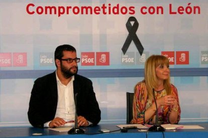 El senador socialista, Ibán García del Blanco, y la portavoz del PSOE, Eugenia Gancedo.